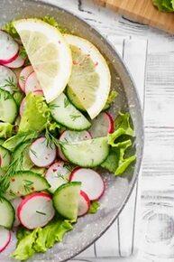 Салат с огурцом, редисом и лимонной заправкой