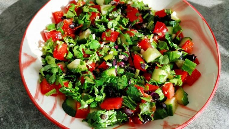 Салат с кунжутом и овощами Салат с кунжутом и овощами